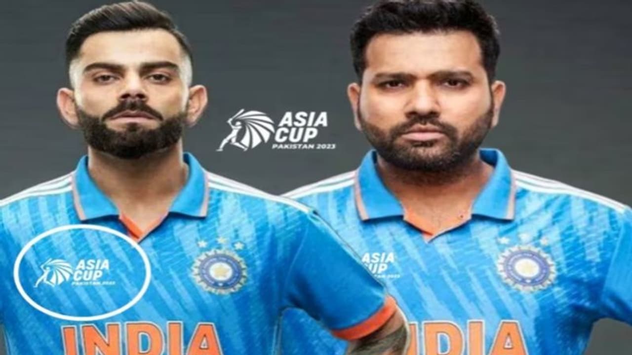 టీమిండియా క్రికెటర్ల జెర్సీపై పాకిస్తాన్ పేరు .. చరిత్రలో ఇదే తొలిసారి, ఎందుకిలా.. ఫోటోలు వైరల్ టీమిండియా క్రికెటర్ల జెర్సీపై పాకిస్తాన్ పేరు .. చరిత్రలో ఇదే తొలిసారి, ఎందుకిలా.. ఫోటోలు వైరల్