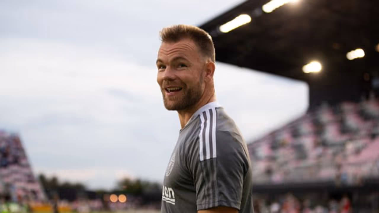 ലിയോണല് മെസിയുടെ ട്രാന്സ്ഫറിനെ വിമര്ശിച്ചു; ഗോളിയെ പുറത്താക്കി ഇന്റർ മയാമി! ലിയോണല് മെസിയുടെ ട്രാന്സ്ഫറിനെ വിമര്ശിച്ചു; ഗോളിയെ പുറത്താക്കി ഇന്റർ മയാമി!