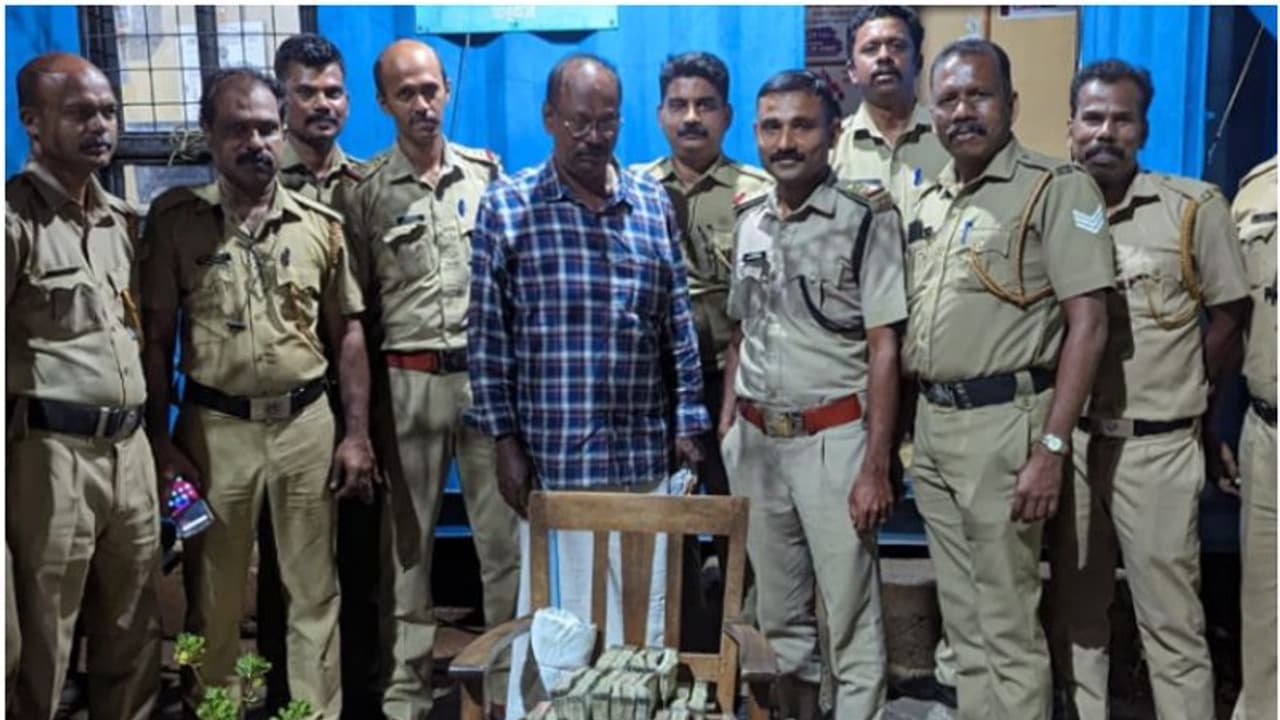 സമയം രാത്രി ഏഴ് മണി, കെഎസ്ആർടിസി ബസിൽ അപ്രതീക്ഷിത പരിശോധന; കുടുങ്ങിയത് എറണാകുളം സ്വദേശി, പണവും കണ്ടെടുത്തു സമയം രാത്രി ഏഴ് മണി, കെഎസ്ആർടിസി ബസിൽ അപ്രതീക്ഷിത പരിശോധന; കുടുങ്ങിയത് എറണാകുളം സ്വദേശി, പണവും കണ്ടെടുത്തു