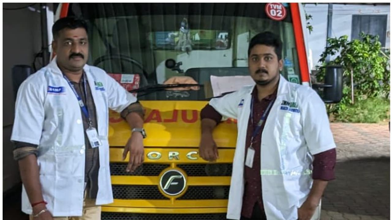 ആംബുലൻസിലേക്ക് മാറ്റുന്നത് അമ്മയ്ക്കും കുഞ്ഞിനും സുരക്ഷിതമല്ല; വീട്ടിൽ സൗകര്യമൊരുക്കി കനിവ്, യുവതി പ്രസവിച്ചു