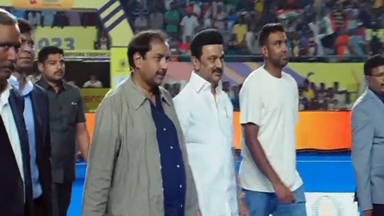 இந்தியா பாகிஸ்தான் போட்டிக்கு தமிழக முதல்வருடன் கெத்தா, கம்பீரமாக நடந்து வந்த ரவிச்சந்திரன் அஸ்வின்!