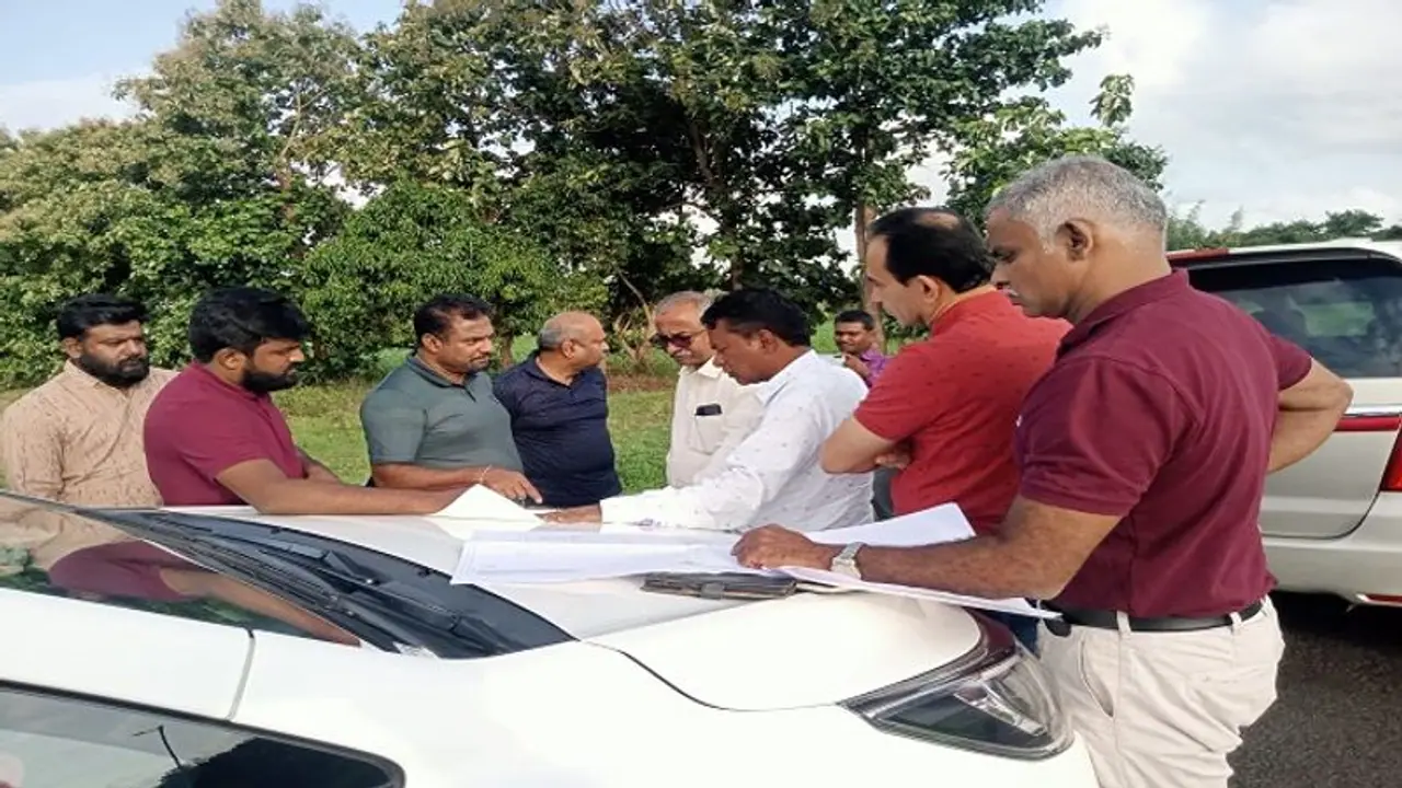 ಧಾರವಾಡದಲ್ಲಿ ಶ್ರೀಲಂಕಾದ ಮಾಜಿ ಕ್ರಿಕೆಟಿಗ ಮುತ್ತಯ್ಯ ಮುರಳೀಧರನ್ ಕಾರ್ಖಾನೆ: 500 ಜನರಿಗೆ ಉದ್ಯೋಗ ಧಾರವಾಡದಲ್ಲಿ ಶ್ರೀಲಂಕಾದ ಮಾಜಿ ಕ್ರಿಕೆಟಿಗ ಮುತ್ತಯ್ಯ ಮುರಳೀಧರನ್ ಕಾರ್ಖಾನೆ: 500 ಜನರಿಗೆ ಉದ್ಯೋಗ