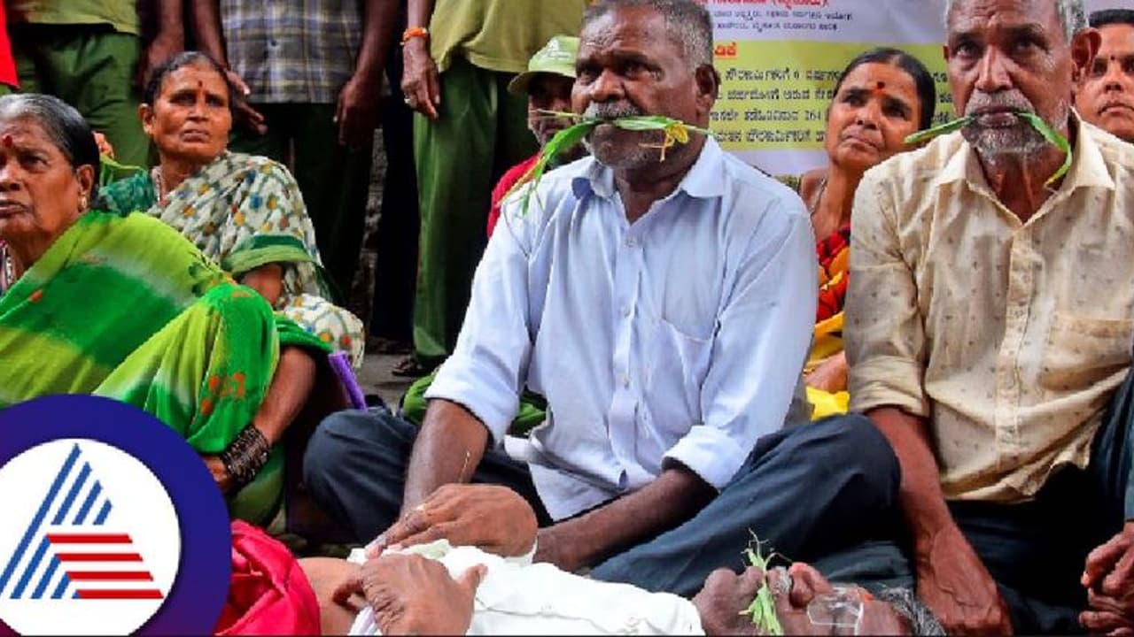 BBMP: ಪಿಂಚಣಿಗಾಗಿ ಹುಲ್ಲು ತಿಂದು ಪ್ರತಿಭಟಿಸಿದ ಪೌರ ನೌಕರರು BBMP: ಪಿಂಚಣಿಗಾಗಿ ಹುಲ್ಲು ತಿಂದು ಪ್ರತಿಭಟಿಸಿದ ಪೌರ ನೌಕರರು