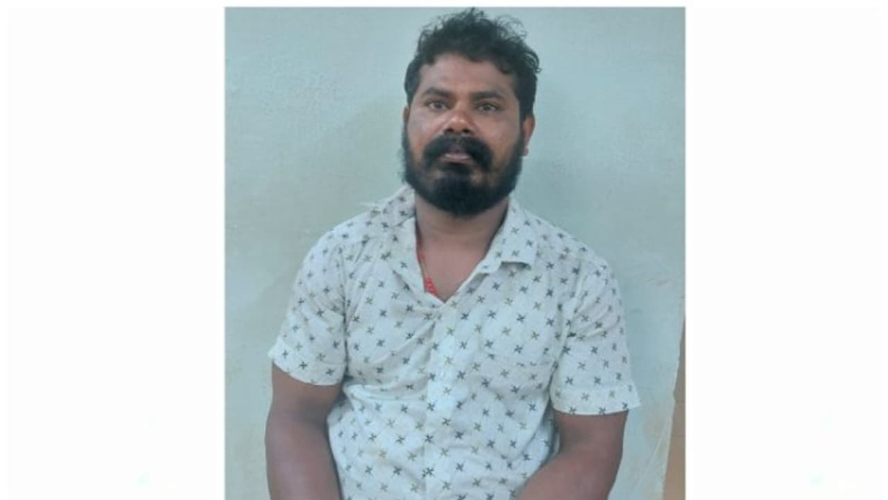 റോഡിൽ പൊലീസിനെ കണ്ട് സ്കൂട്ടറുമായി രക്ഷപെടാൻ ശ്രമം; സംശയം തോന്നി പിന്തുടർന്ന് പരിശോധിച്ചപ്പോൾ യുവാവ് കുടുങ്ങി റോഡിൽ പൊലീസിനെ കണ്ട് സ്കൂട്ടറുമായി രക്ഷപെടാൻ ശ്രമം; സംശയം തോന്നി പിന്തുടർന്ന് പരിശോധിച്ചപ്പോൾ യുവാവ് കുടുങ്ങി