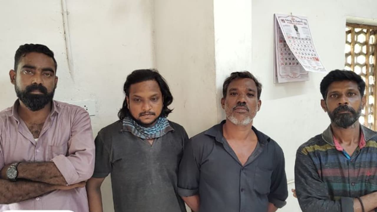 ബാറിലെ പ്ലേറ്റുകളും കസേരകളും തകര്ത്തു, ജീവനക്കാര്ക്ക് നേരെ ആക്രമണം; 4 പേര് പിടിയില് ബാറിലെ പ്ലേറ്റുകളും കസേരകളും തകര്ത്തു, ജീവനക്കാര്ക്ക് നേരെ ആക്രമണം; 4 പേര് പിടിയില്