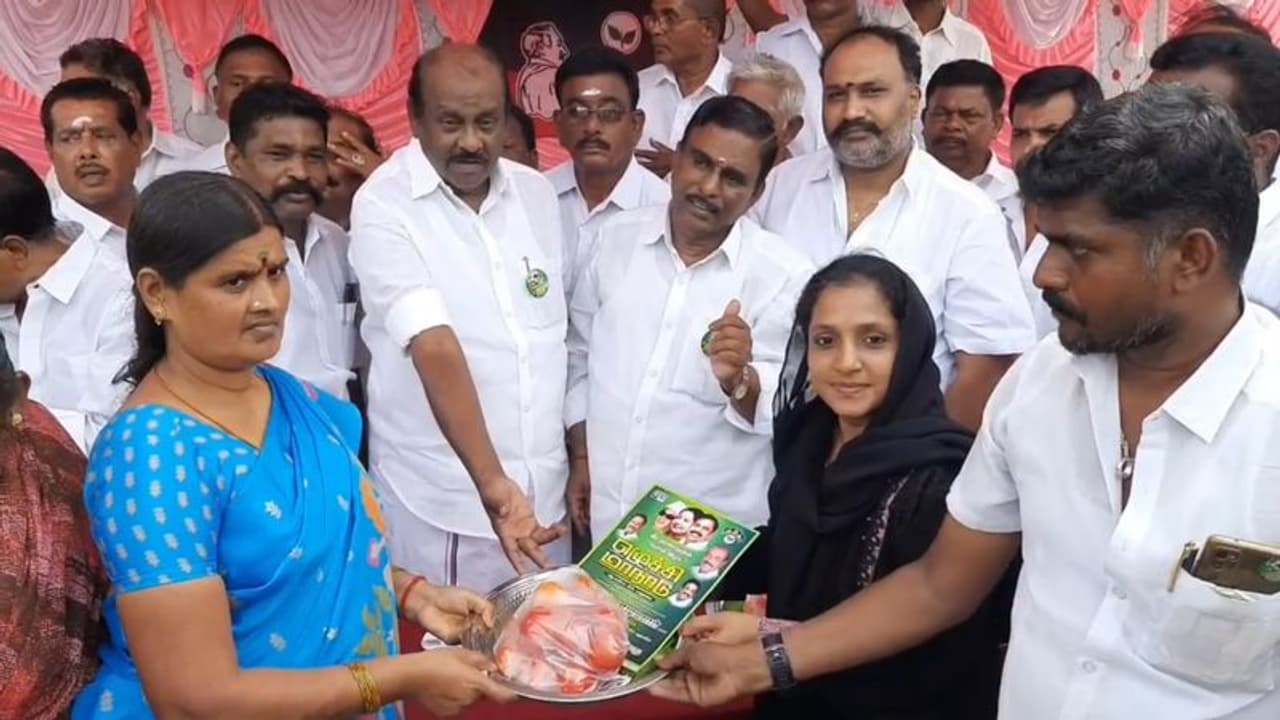 "ஓபிஎஸ் முடிந்து போன சகாப்தம்" மதுரை மாநாட்டிற்கு தக்காளியுடன் அழைப்பிதழ் வழங்கிய முன்னாள் அமைச்சர் "ஓபிஎஸ் முடிந்து போன சகாப்தம்" மதுரை மாநாட்டிற்கு தக்காளியுடன் அழைப்பிதழ் வழங்கிய முன்னாள் அமைச்சர்