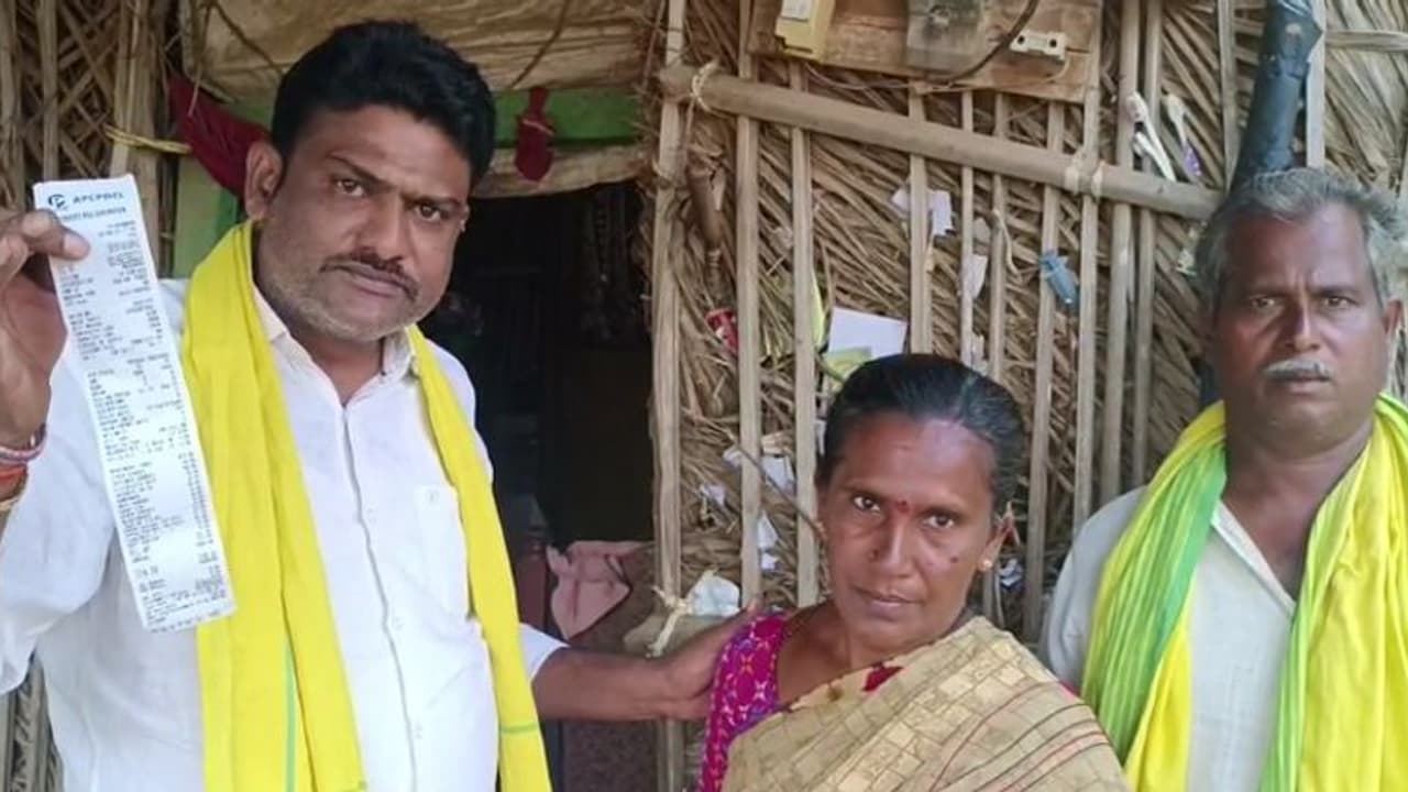 'పేదలకు జగనన్న షాక్... ఈ పూరి గుడిసెకు వేలల్లో కరెంట్ బిల్లా..!' (వీడియో) 'పేదలకు జగనన్న షాక్... ఈ పూరి గుడిసెకు వేలల్లో కరెంట్ బిల్లా..!' (వీడియో)