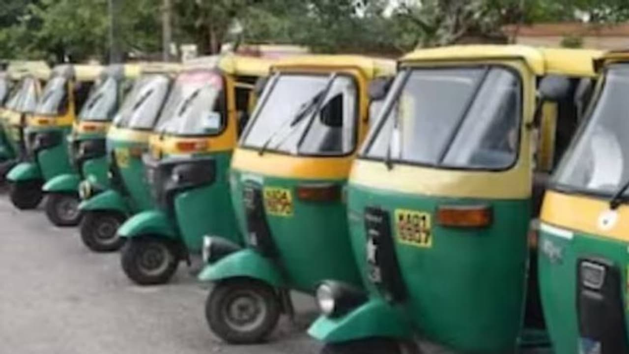 Karnataka: Auto drivers in Tumkur want new permits halted