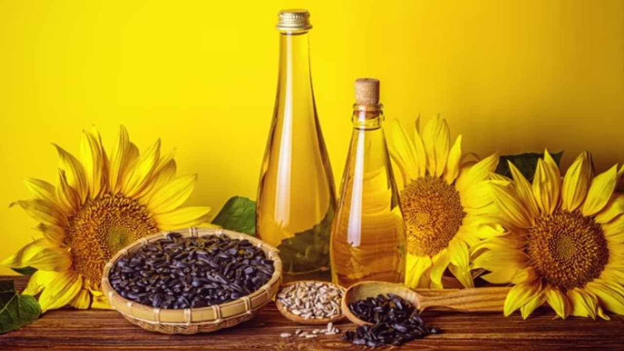 തലമുടി കൊഴിച്ചിലും താരനും തടയാന് സൂര്യകാന്തി എണ്ണ ഇങ്ങനെ ഉപയോഗിക്കാം... തലമുടി കൊഴിച്ചിലും താരനും തടയാന് സൂര്യകാന്തി എണ്ണ ഇങ്ങനെ ഉപയോഗിക്കാം...