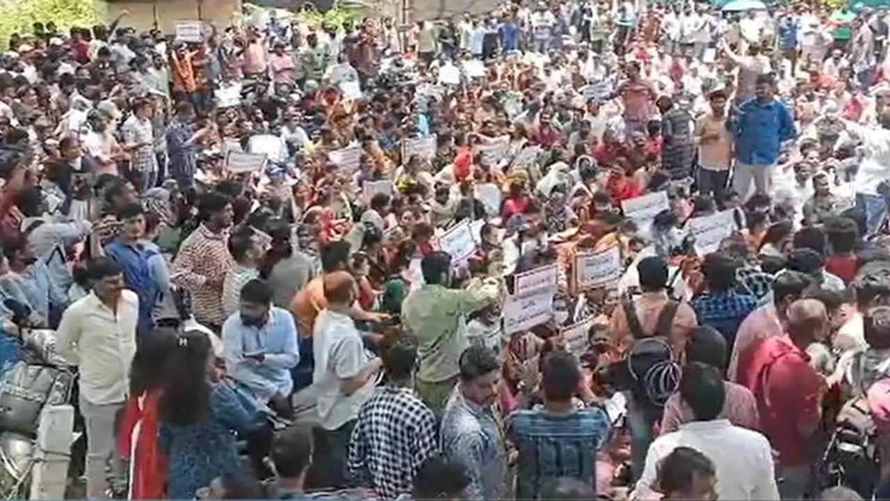 గ్రూప్ 2 పరీక్షల వాయిదాకై టీఎస్పీఎస్సీ వద్ద ఆందోళన: కోచింగ్ సెంటర్ల పాత్రపై అనుమానాలు గ్రూప్ 2 పరీక్షల వాయిదాకై టీఎస్పీఎస్సీ వద్ద ఆందోళన: కోచింగ్ సెంటర్ల పాత్రపై అనుమానాలు