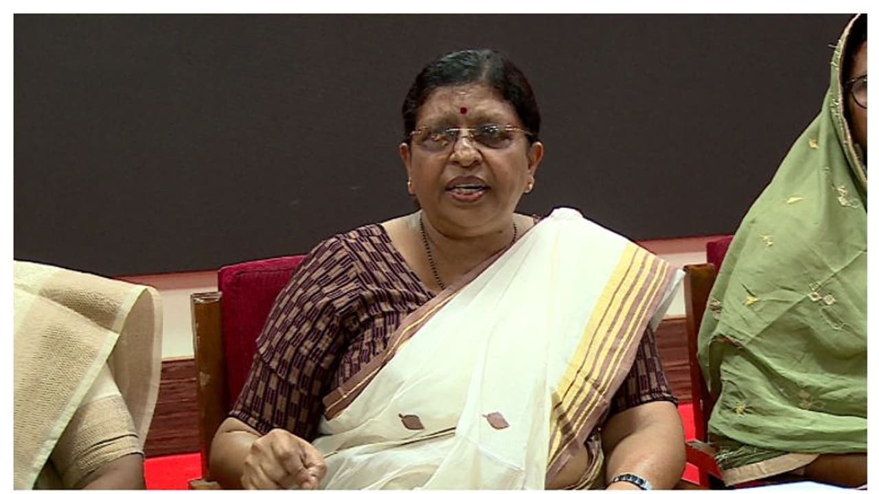 തൊഴിലിടങ്ങളിൽ പരാതി പരിഹാര സംവിധാനം ഉറപ്പുവരുത്തണമെന്ന് വനിതാ കമ്മീഷൻ; 'സ്ത്രീകളുടെ പ്രശ്നങ്ങള് പരിഹരിക്കണം' തൊഴിലിടങ്ങളിൽ പരാതി പരിഹാര സംവിധാനം ഉറപ്പുവരുത്തണമെന്ന് വനിതാ കമ്മീഷൻ; 'സ്ത്രീകളുടെ പ്രശ്നങ്ങള് പരിഹരിക്കണം'