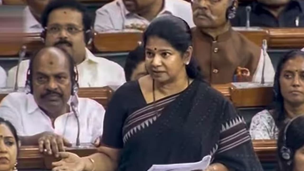 ನಮ್ಮ ಮೇಲೆ ಹಿಂದಿ ಹೇರುವುದನ್ನು ನಿಲ್ಲಿಸಿ: ಲೋಕಸಭೆ ಕಲಾಪದಲ್ಲಿ ಕನ್ನಿಮೋಳಿ ಆಗ್ರಹ ನಮ್ಮ ಮೇಲೆ ಹಿಂದಿ ಹೇರುವುದನ್ನು ನಿಲ್ಲಿಸಿ: ಲೋಕಸಭೆ ಕಲಾಪದಲ್ಲಿ ಕನ್ನಿಮೋಳಿ ಆಗ್ರಹ