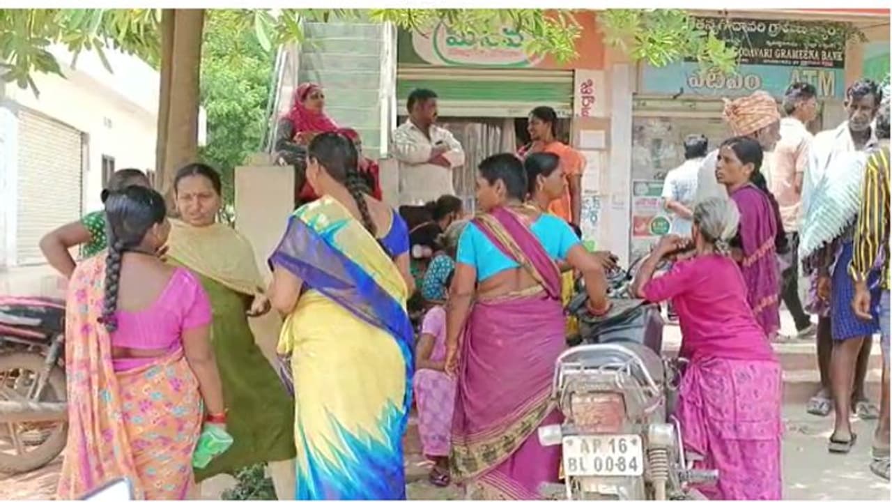 పల్నాడులో ఘరానా మోసం... బ్యాంకులోంచి రూ.2 కోట్ల బంగారం మాయం (వీడియో) పల్నాడులో ఘరానా మోసం... బ్యాంకులోంచి రూ.2 కోట్ల బంగారం మాయం (వీడియో)