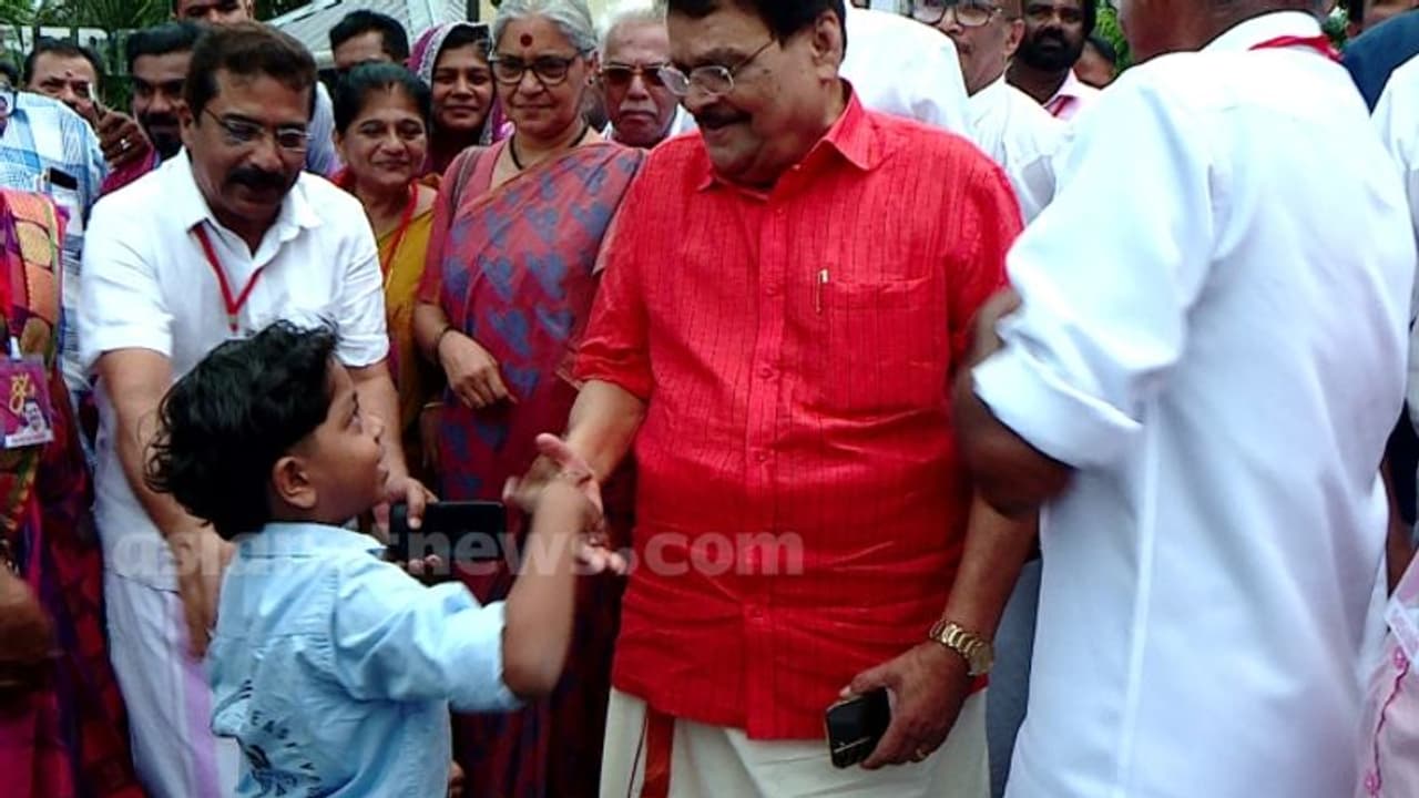 നാടും നാട്ടുകാരും സഹപ്രവർത്തകരും ഒത്തുചേർന്നു, പ്രിയനേതാവിന് പിറന്നാളാഘോഷം