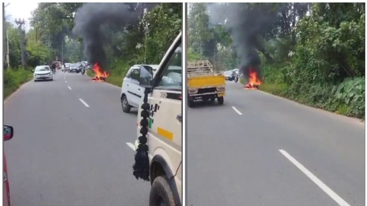 ഓടിക്കൊണ്ടിരിക്കെ തീ പടർന്നു; ബൈക്ക് പാതയോരത്ത് നിറുത്തി ഓടി മാറി, അപകടം ഒഴിവായത് തലനാരിഴയ്ക്ക് ഓടിക്കൊണ്ടിരിക്കെ തീ പടർന്നു; ബൈക്ക് പാതയോരത്ത് നിറുത്തി ഓടി മാറി, അപകടം ഒഴിവായത് തലനാരിഴയ്ക്ക്