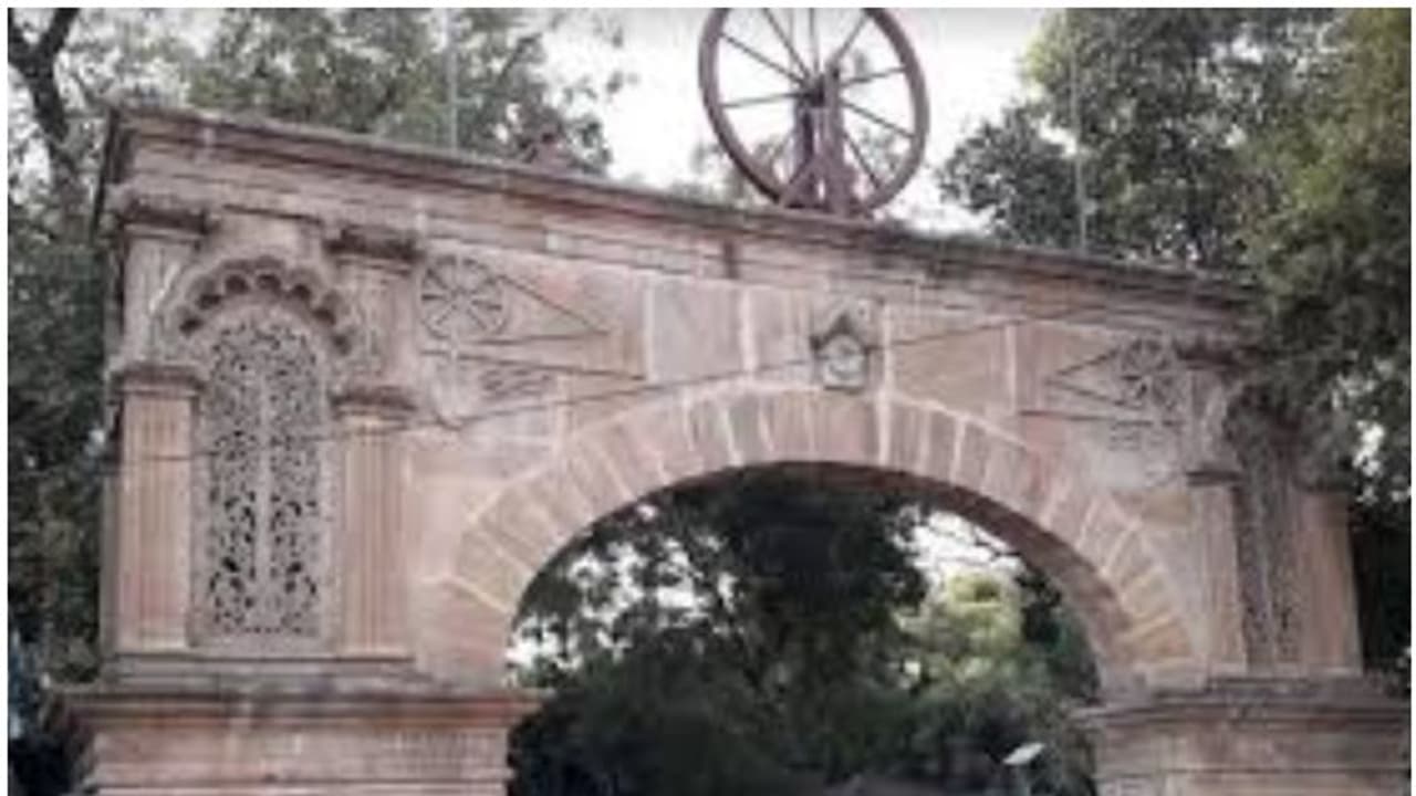 ഹോസ്റ്റലിൽ മദ്യത്തിന്റെയും മാംസാഹാരത്തിന്റെയും മണം; പരിശോധന, വിദ്യാർഥിയെ പുറത്താക്കി ഗുജറാത്ത് വിദ്യാപീഠം ഹോസ്റ്റലിൽ മദ്യത്തിന്റെയും മാംസാഹാരത്തിന്റെയും മണം; പരിശോധന, വിദ്യാർഥിയെ പുറത്താക്കി ഗുജറാത്ത് വിദ്യാപീഠം