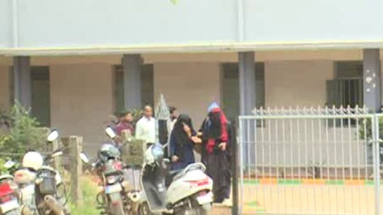 ಕಾಫಿನಾಡಲ್ಲಿ ಮತ್ತೆ ಹಿಜಾಬ್ ವಿವಾದ: ಬುರ್ಖಾ ಧರಿಸಿ ತರಗತಿಗಳಿಗೆ ಹೋದ ವಿದ್ಯಾರ್ಥಿನಿಯರು! ಕಾಫಿನಾಡಲ್ಲಿ ಮತ್ತೆ ಹಿಜಾಬ್ ವಿವಾದ: ಬುರ್ಖಾ ಧರಿಸಿ ತರಗತಿಗಳಿಗೆ ಹೋದ ವಿದ್ಯಾರ್ಥಿನಿಯರು!