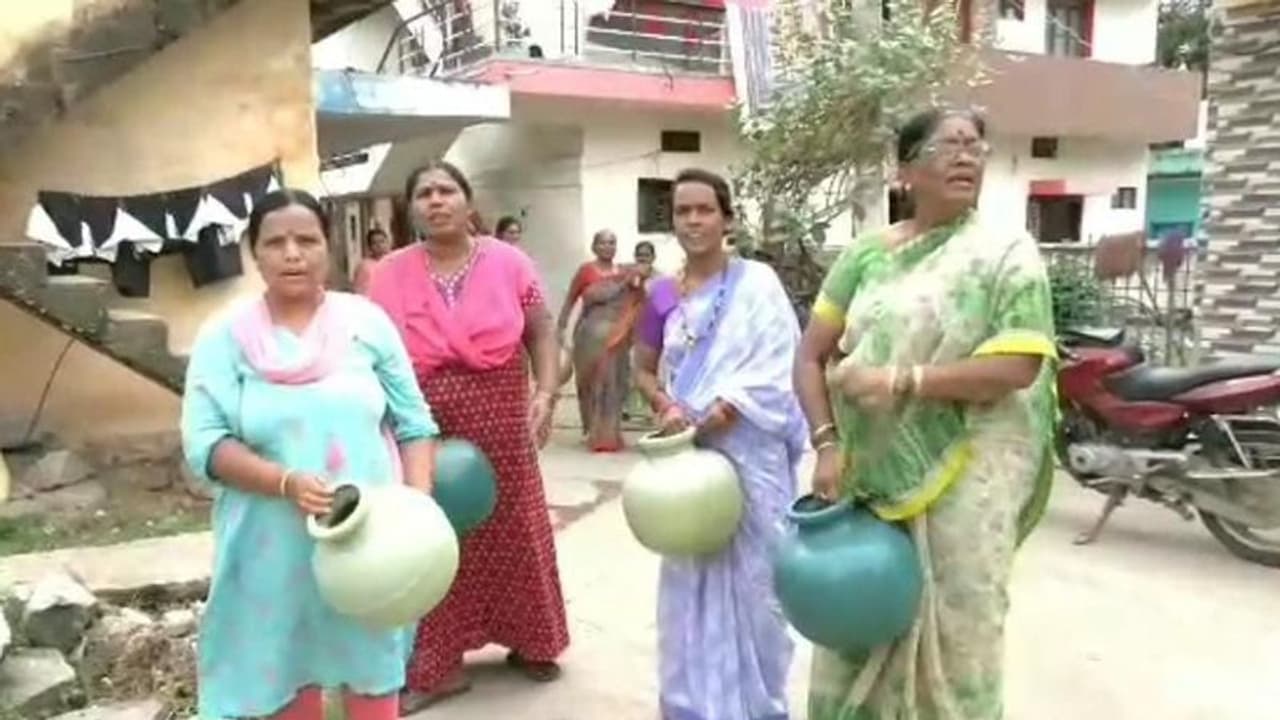 ಚಿತ್ರದುರ್ಗ ಜಿಲ್ಲಾಡಳಿತ ಯಡವಟ್ಟು: ಕುಡಿಯುವ ನೀರಿಗೆ ಜನರ ಪರದಾಟ ಚಿತ್ರದುರ್ಗ ಜಿಲ್ಲಾಡಳಿತ ಯಡವಟ್ಟು: ಕುಡಿಯುವ ನೀರಿಗೆ ಜನರ ಪರದಾಟ