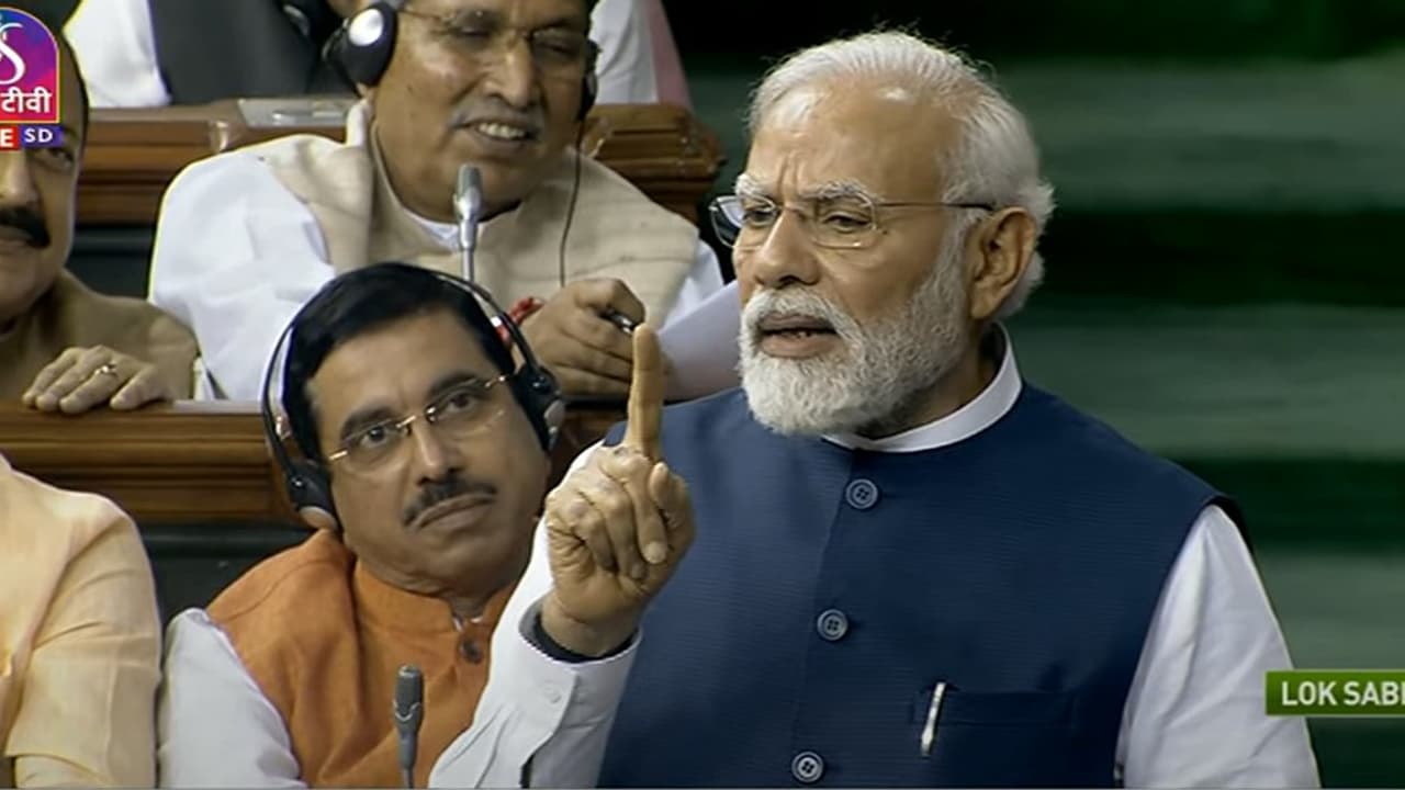 சொந்த நாட்டு மக்கள் மீது இந்திரா காந்தி வெடிகுண்டு வீசியதை நியாயப்படுத்தலாமா? அகிலேஷ் மிஸ்ரா கேள்வி!