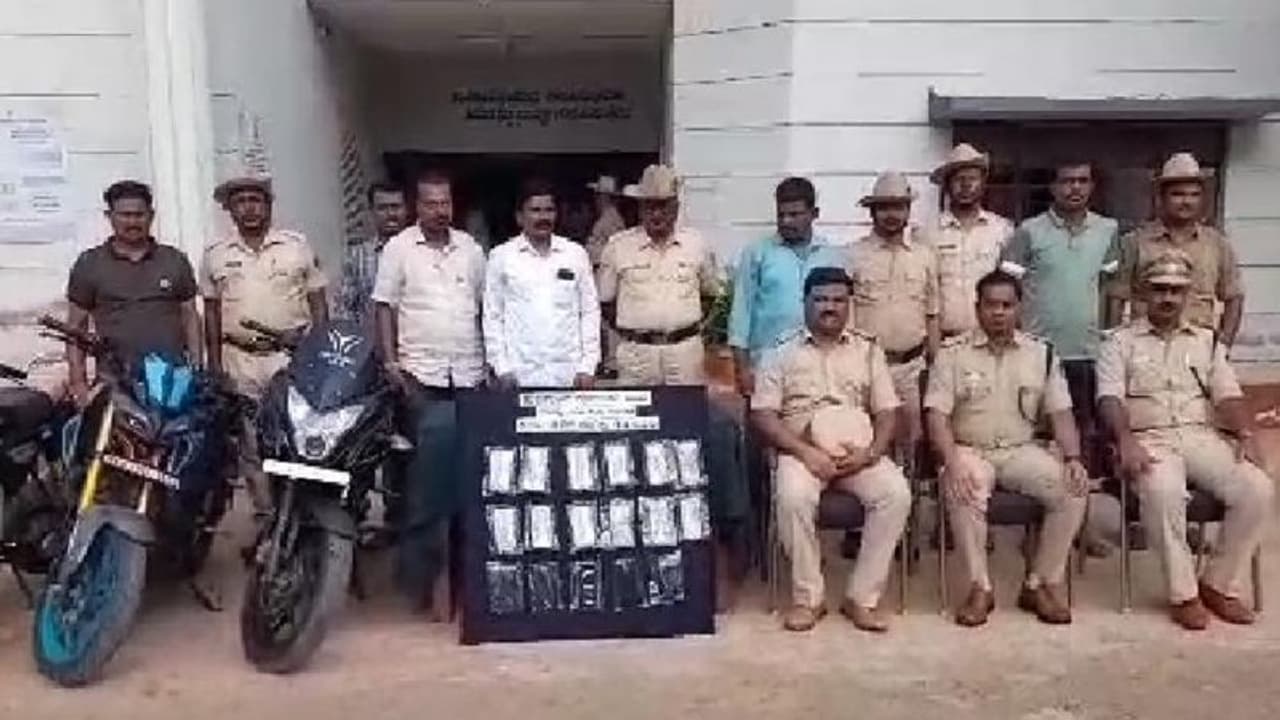 ಖಾರದ ಪುಡಿ ಎರಚಿ 5 ಲಕ್ಷ ಹಣ ಕದ್ದೊಯ್ದ ಪ್ರಕರಣಕ್ಕೆ ಟ್ವಿಸ್ಟ್: ವಾಹನ ಚಾಲಕನೇ ಅಂದರ್ ಖಾರದ ಪುಡಿ ಎರಚಿ 5 ಲಕ್ಷ ಹಣ ಕದ್ದೊಯ್ದ ಪ್ರಕರಣಕ್ಕೆ ಟ್ವಿಸ್ಟ್: ವಾಹನ ಚಾಲಕನೇ ಅಂದರ್