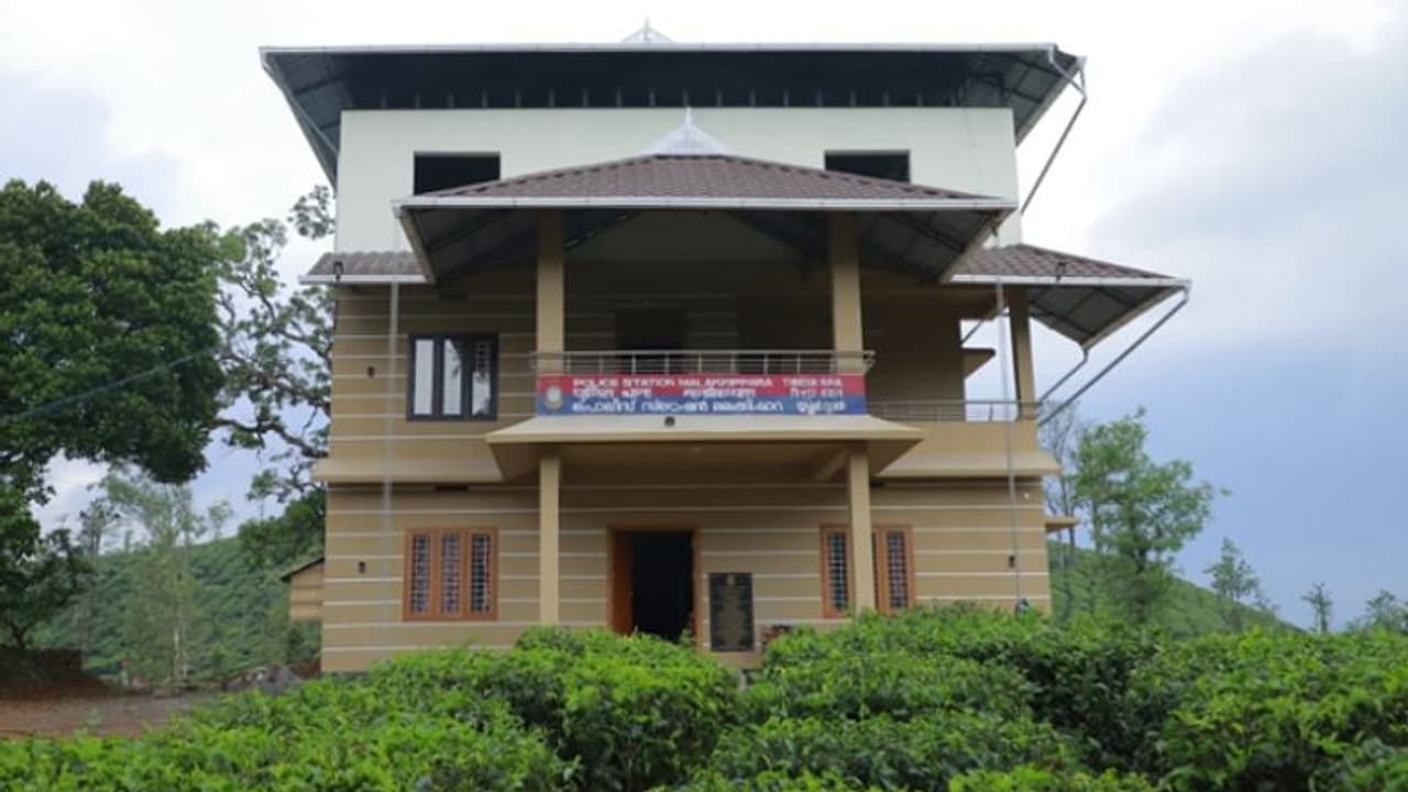 അനിയൻമാരെ സംരക്ഷിക്കാൻ പഠനം ഉപേക്ഷിച്ച് വിദ്യാർഥിനി; വിവരമറിഞ്ഞ് തുടർ പഠനവും മികച്ച ചികിത്സയും ഒരുക്കി പൊലീസ്