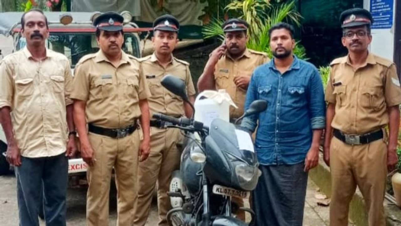 ബൈക്കില് ലിറ്റര് കണക്കിന് ചാരായ കടത്ത്; യുവാവ് പിടിയില് ബൈക്കില് ലിറ്റര് കണക്കിന് ചാരായ കടത്ത്; യുവാവ് പിടിയില്