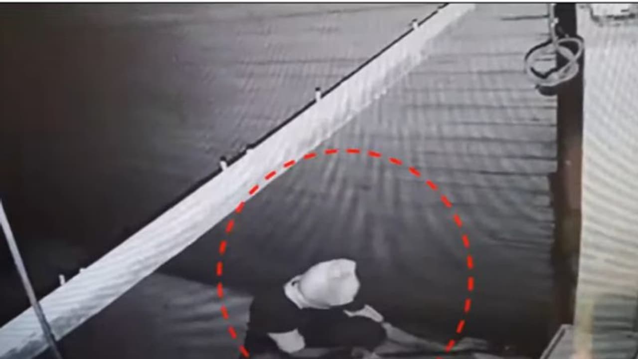 മണ്ണാര്‍ക്കാട് കടകള്‍ കുത്തിത്തുറന്ന് മോഷണം പതിവ്; മുഖംമൂടി ദൃശ്യം സിസി ടിവിയില്‍