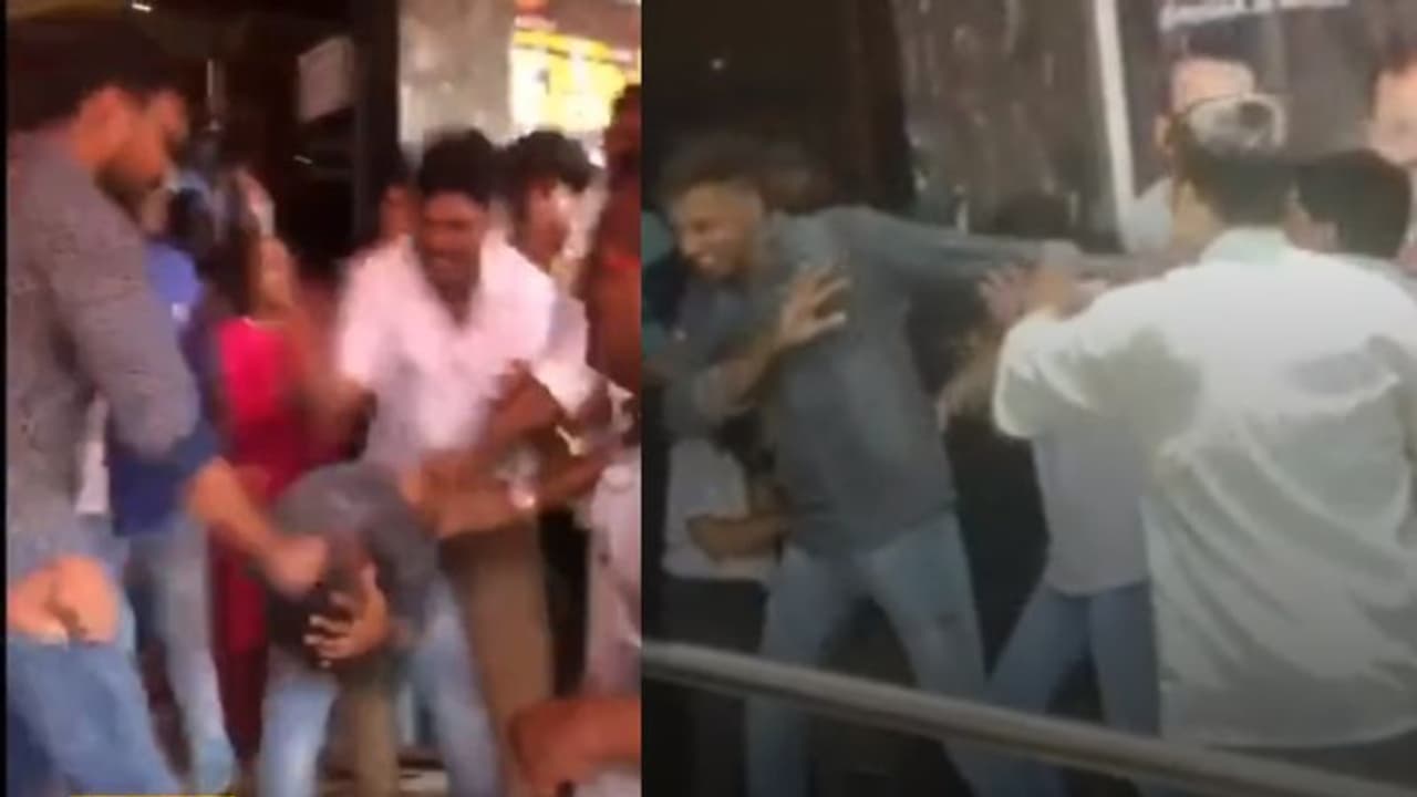 ‘ജയിലറെ തകർക്കാൻ ശ്രമിക്കുന്ന ദളപതി ഫാന്സ്’; നെഗറ്റീവ് റിവ്യു പറഞ്ഞ യുവാക്കൾക്ക് തല്ല് വീഡിയോ ‘ജയിലറെ തകർക്കാൻ ശ്രമിക്കുന്ന ദളപതി ഫാന്സ്’; നെഗറ്റീവ് റിവ്യു പറഞ്ഞ യുവാക്കൾക്ക് തല്ല് വീഡിയോ