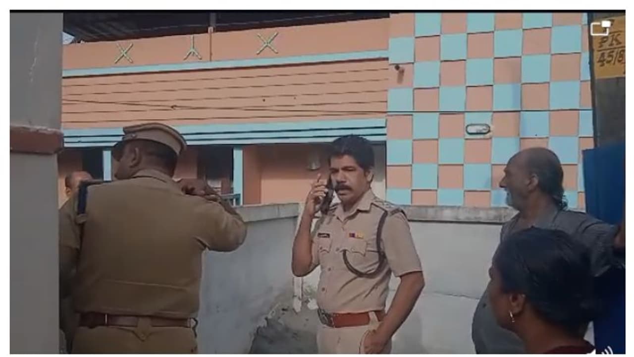 ദമ്പതിമാരെ മരിച്ച നിലയിൽ കണ്ടെത്തി; സമീപത്ത് ആത്മഹത്യാകുറിപ്പ്, രോഗവും സാമ്പത്തിക പ്രതിസന്ധിയുമെന്ന് കുറിപ്പിൽ ദമ്പതിമാരെ മരിച്ച നിലയിൽ കണ്ടെത്തി; സമീപത്ത് ആത്മഹത്യാകുറിപ്പ്, രോഗവും സാമ്പത്തിക പ്രതിസന്ധിയുമെന്ന് കുറിപ്പിൽ