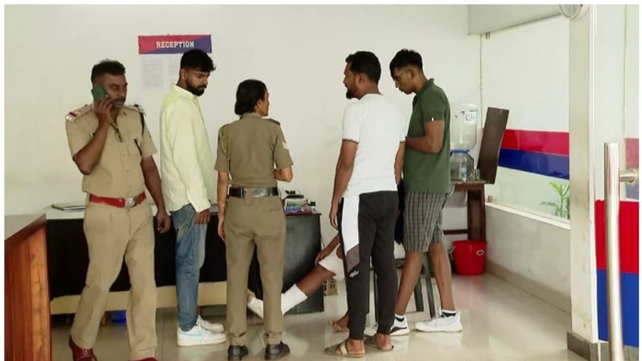 ആഫ്രിക്കയിലെ സ്വര്ണഖനി ഇടപാടുമായി തര്ക്കം; യുവാവിനെ തട്ടികൊണ്ടുപോയി കാൽ അടിച്ചൊടിച്ചു, വഴിയിൽ തള്ളി ആഫ്രിക്കയിലെ സ്വര്ണഖനി ഇടപാടുമായി തര്ക്കം; യുവാവിനെ തട്ടികൊണ്ടുപോയി കാൽ അടിച്ചൊടിച്ചു, വഴിയിൽ തള്ളി