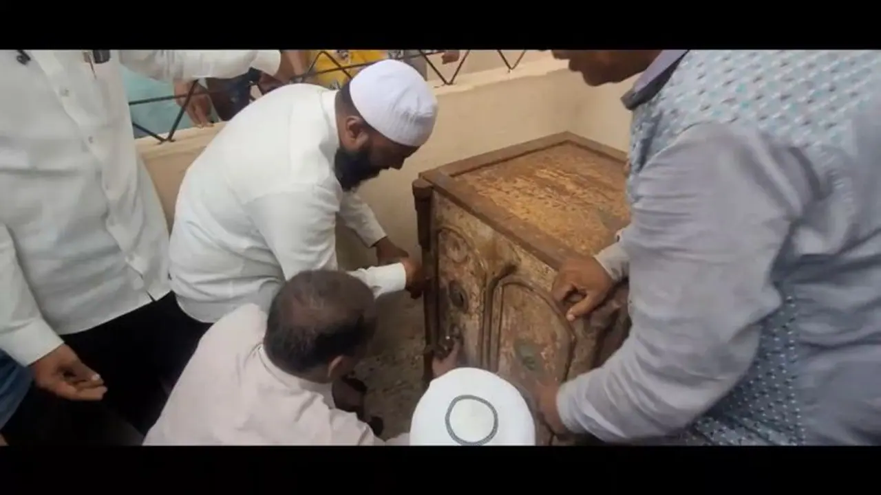 குடியாத்தத்தில் இரும்புப் பெட்டியில் புதையலா? அதிகாரிகள் எடுத்துச் சென்றதால் பரபரப்பு!! குடியாத்தத்தில் இரும்புப் பெட்டியில் புதையலா? அதிகாரிகள் எடுத்துச் சென்றதால் பரபரப்பு!!