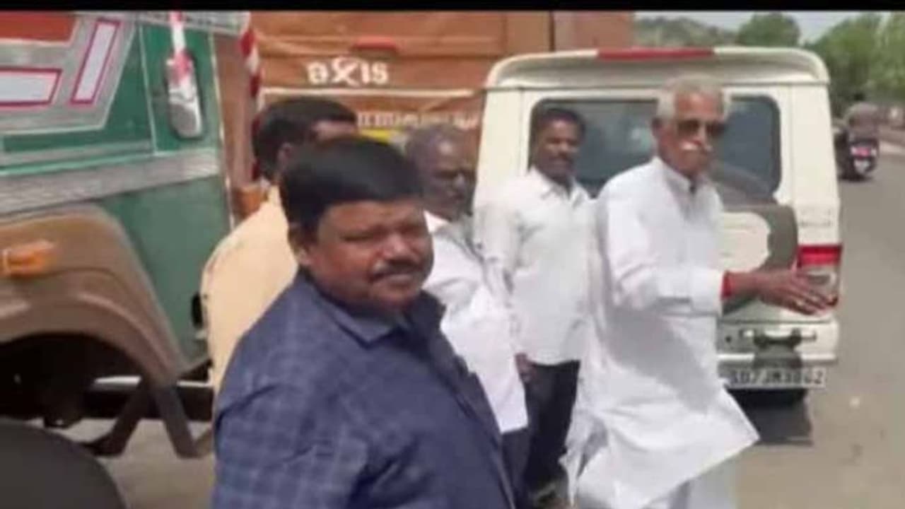 బుద్వేల్లో హెచ్ఎండీఏ భూముల వేలం: పరిశీలనకు వెళ్లిన కోదండరెడ్డి అరెస్ట్ బుద్వేల్లో హెచ్ఎండీఏ భూముల వేలం: పరిశీలనకు వెళ్లిన కోదండరెడ్డి అరెస్ట్