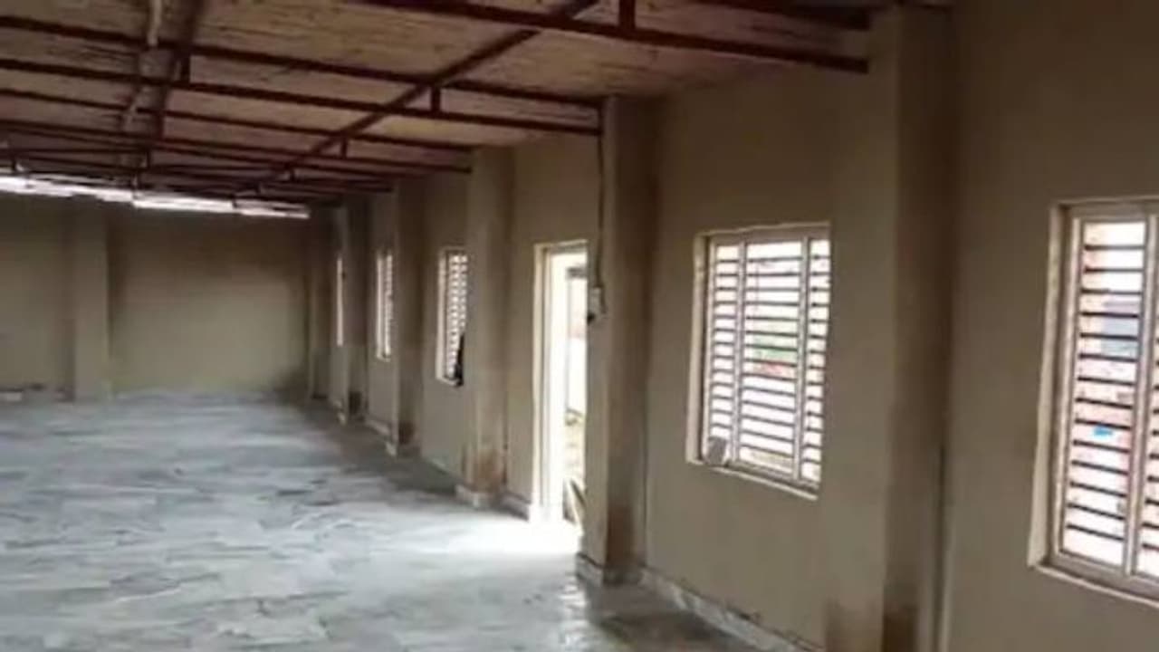 വീട് നിർമ്മാണത്തിൽ സിമന്റിന് പകരം ചാണകം ഉപയോഗിച്ച് യുപി സ്വദേശി വീട് നിർമ്മാണത്തിൽ സിമന്റിന് പകരം ചാണകം ഉപയോഗിച്ച് യുപി സ്വദേശി