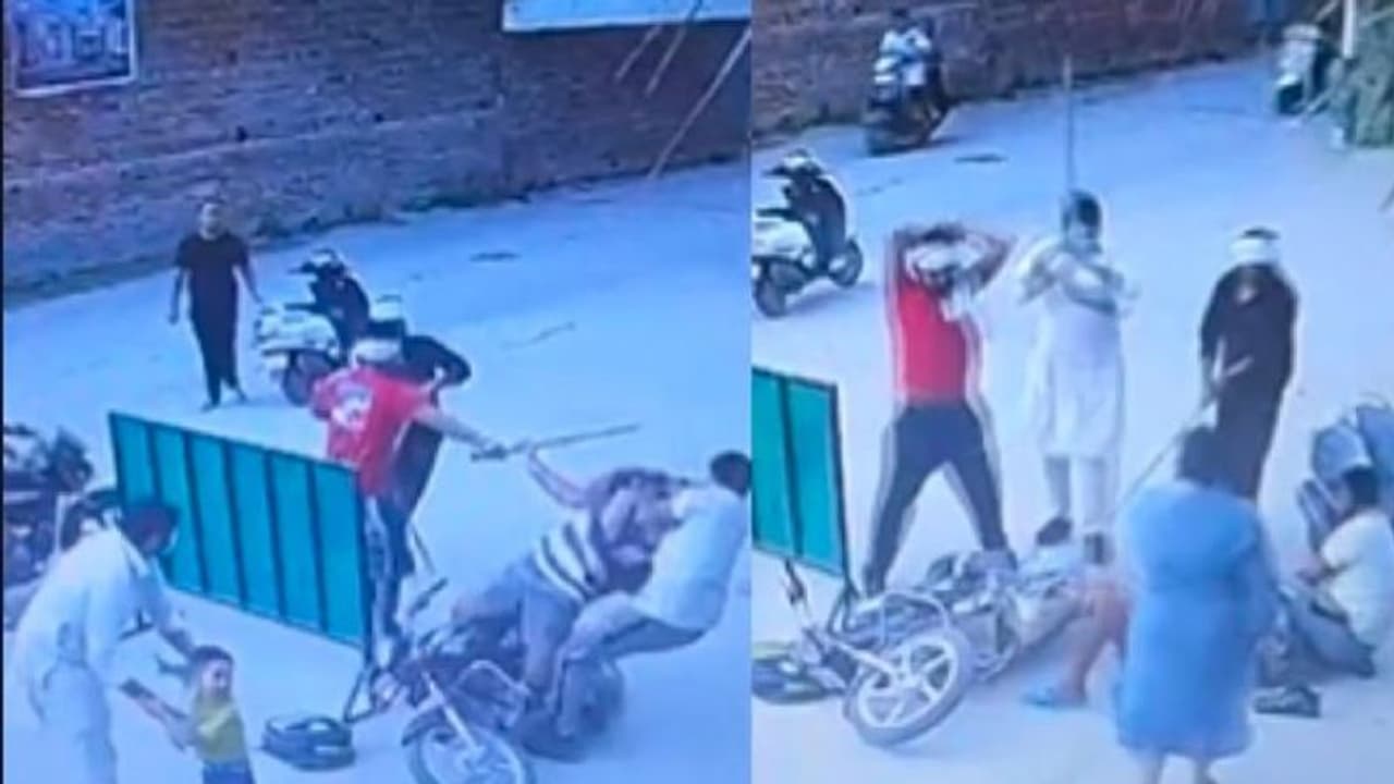 ಶಾಲೆ ಮುಂದೆ ರೌಡಿಗಳ ಅಟ್ಟಹಾಸ: ಪುಟ್ಟ ಮಗನ ಮುಂದೆ ಅಪ್ಪನ ಮೇಲೆ ಭೀಕರ ದಾಳಿ: ವೀಡಿಯೋ ಶಾಲೆ ಮುಂದೆ ರೌಡಿಗಳ ಅಟ್ಟಹಾಸ: ಪುಟ್ಟ ಮಗನ ಮುಂದೆ ಅಪ್ಪನ ಮೇಲೆ ಭೀಕರ ದಾಳಿ: ವೀಡಿಯೋ