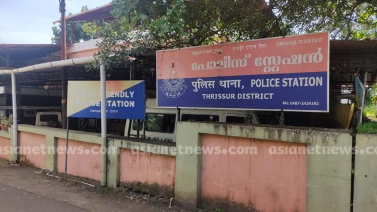 മദ്യപിച്ച് നിലയില്ലാതായ യുവാവിനെ കസ്റ്റഡിയിലെടുത്തില്ല: എസ്ഐമാരടക്കം 3 പൊലീസുകാർക്ക് സസ്പെൻഷൻ മദ്യപിച്ച് നിലയില്ലാതായ യുവാവിനെ കസ്റ്റഡിയിലെടുത്തില്ല: എസ്ഐമാരടക്കം 3 പൊലീസുകാർക്ക് സസ്പെൻഷൻ