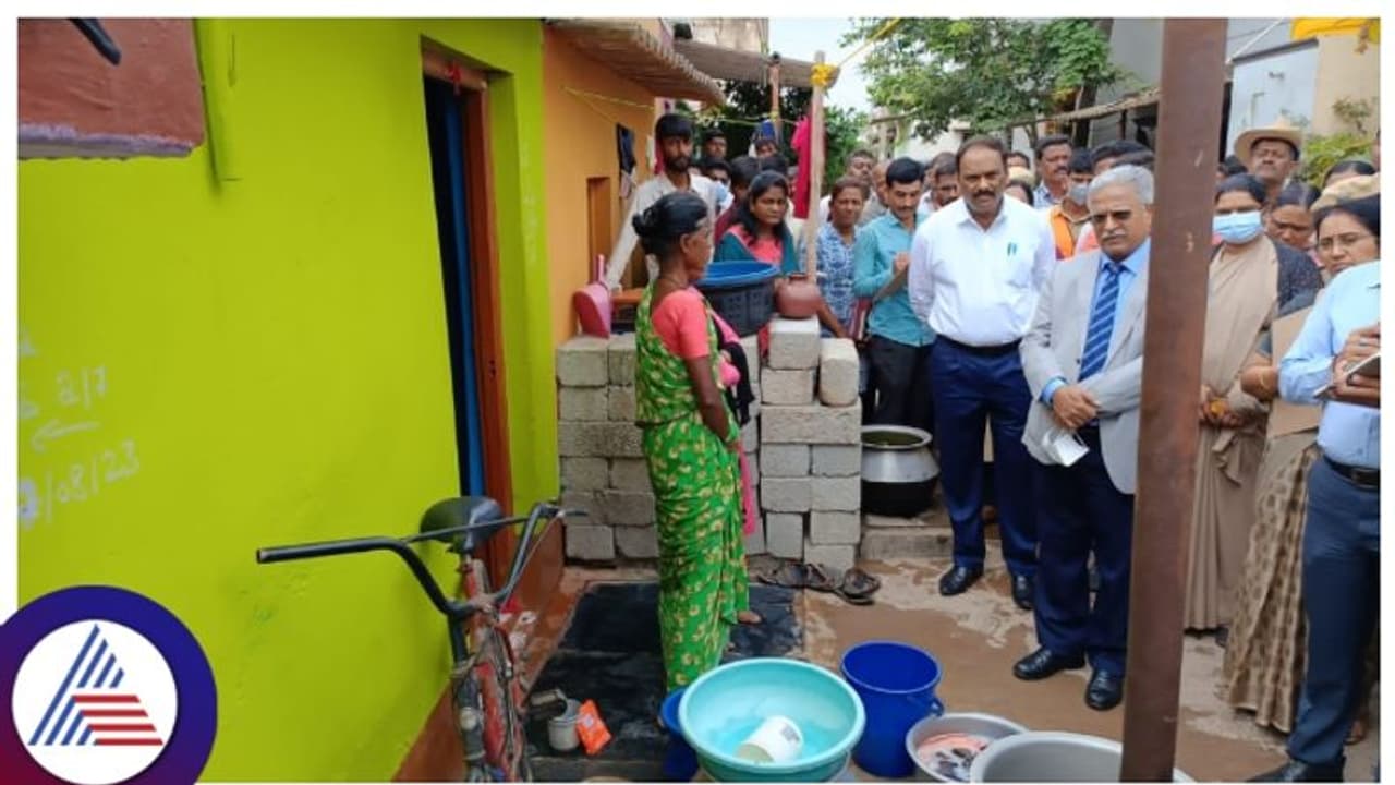 ಕಲುಷಿತ ನೀರು ಸೇವನೆ ಪ್ರಕರಣ, ಕವಾಡಿಗರಹಟ್ಟಿಗೆ ಭೇಟಿ ನೀಡಿದ ಲೋಕಾಯುಕ್ತ ನ್ಯಾ.ಪಾಟೀಲ್ ಕೆಂಡಾಮಂಡಲ ಕಲುಷಿತ ನೀರು ಸೇವನೆ ಪ್ರಕರಣ, ಕವಾಡಿಗರಹಟ್ಟಿಗೆ ಭೇಟಿ ನೀಡಿದ ಲೋಕಾಯುಕ್ತ ನ್ಯಾ.ಪಾಟೀಲ್ ಕೆಂಡಾಮಂಡಲ