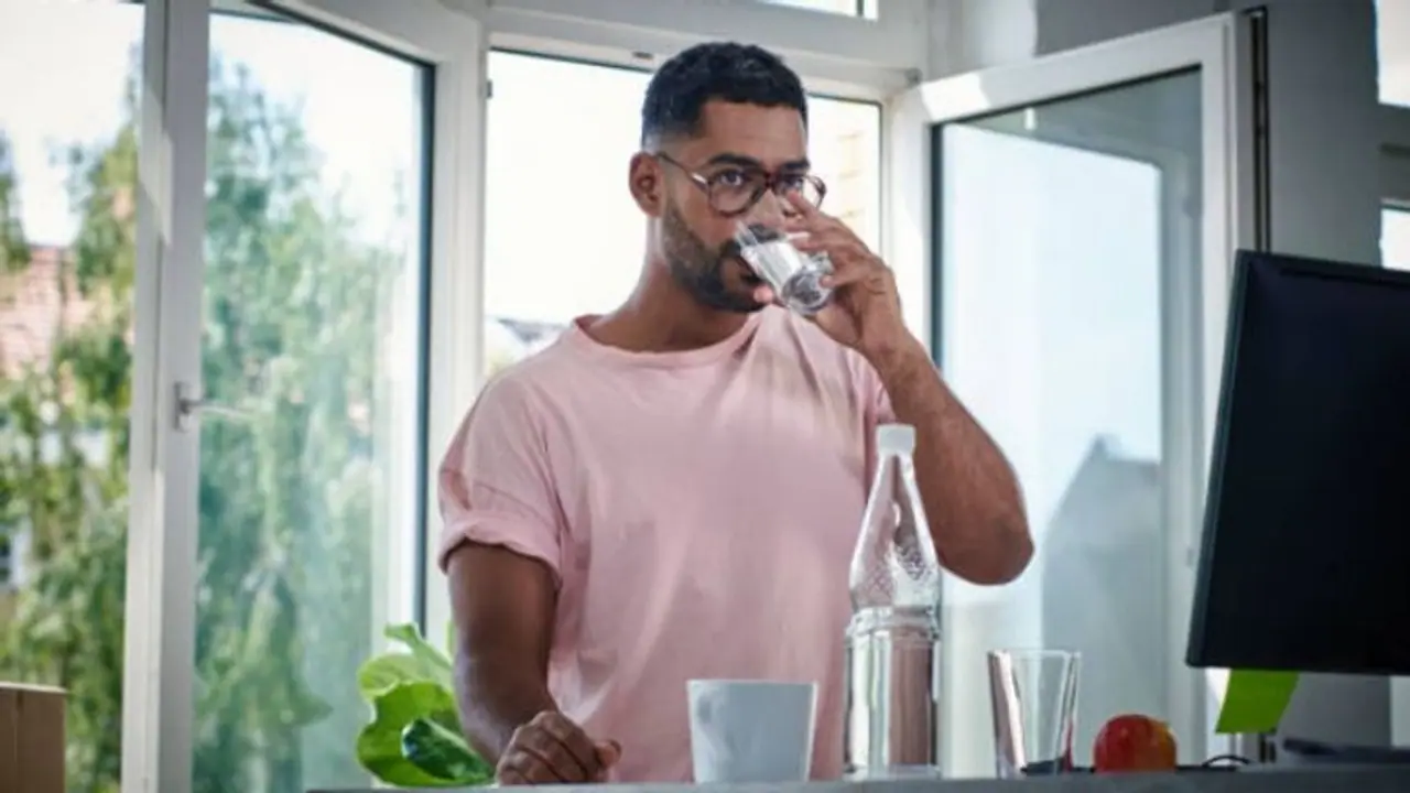 എപ്പോഴും ഫ്രിഡ്ജില് വച്ച വെള്ളമാണോ കുടിക്കാറ്? എങ്കില് നിങ്ങളറിയേണ്ടത്... എപ്പോഴും ഫ്രിഡ്ജില് വച്ച വെള്ളമാണോ കുടിക്കാറ്? എങ്കില് നിങ്ങളറിയേണ്ടത്...