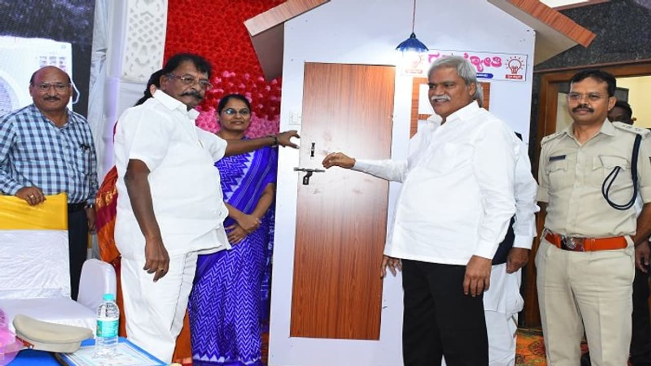 ಬೆಲೆ ಏರಿಕೆಗೆ ತತ್ತರಿಸಿದ್ದ ಜನರಿಗೆ 5 ಗ್ಯಾರಂಟಿ ಅನುಕೂಲ: ಸಚಿವ ದರ್ಶನಾಪೂರ್ ಬೆಲೆ ಏರಿಕೆಗೆ ತತ್ತರಿಸಿದ್ದ ಜನರಿಗೆ 5 ಗ್ಯಾರಂಟಿ ಅನುಕೂಲ: ಸಚಿವ ದರ್ಶನಾಪೂರ್