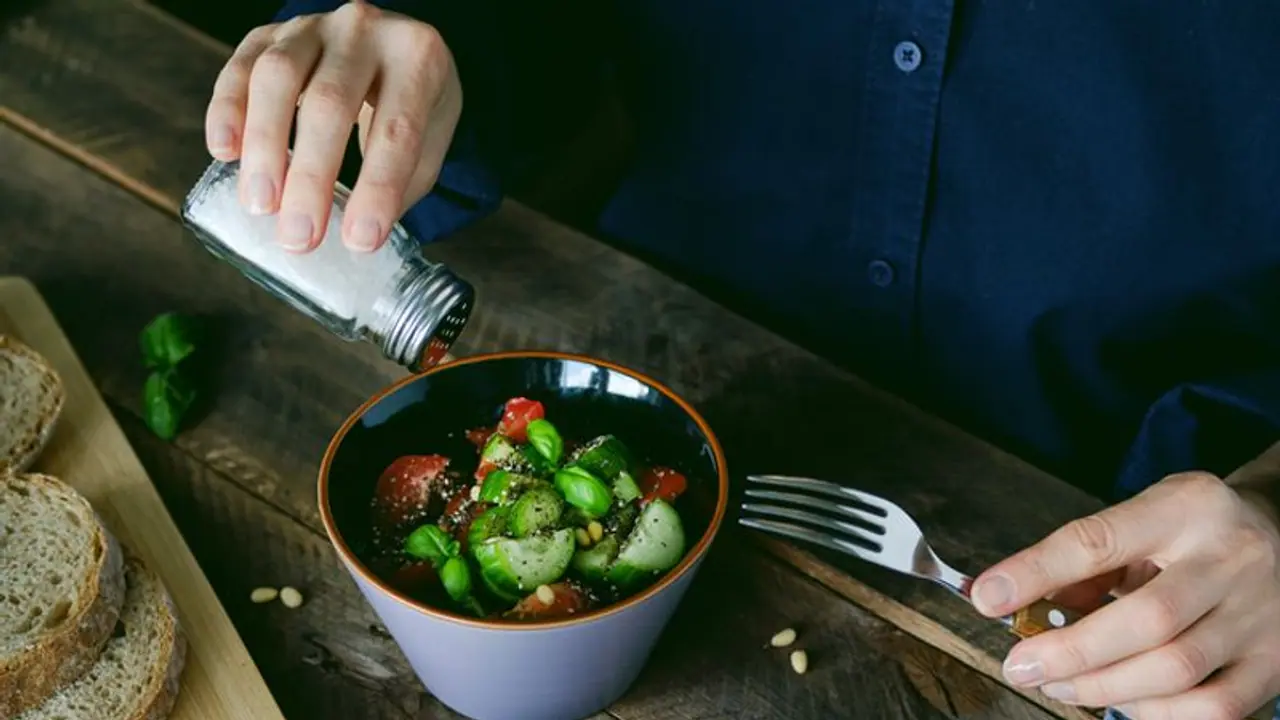 அளவுக்கதிகமாக உப்பு உட்கொள்ளும் சிங்கப்பூரர்கள்! 10ல் 9 பேருக்கு உயர் ரத்த அழுத்தம்! ஆய்வில் தகவல்