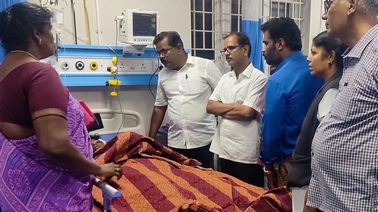 எங்களையே டீச்சர் கிட்ட மாட்டி விட்ரியா! வீடு புகுந்து அண்ணன்,தங்கைக்கு அரிவாள் வெட்டு!அதிர்ச்சியில் தாத்தா பலி எங்களையே டீச்சர் கிட்ட மாட்டி விட்ரியா! வீடு புகுந்து அண்ணன்,தங்கைக்கு அரிவாள் வெட்டு!அதிர்ச்சியில் தாத்தா பலி