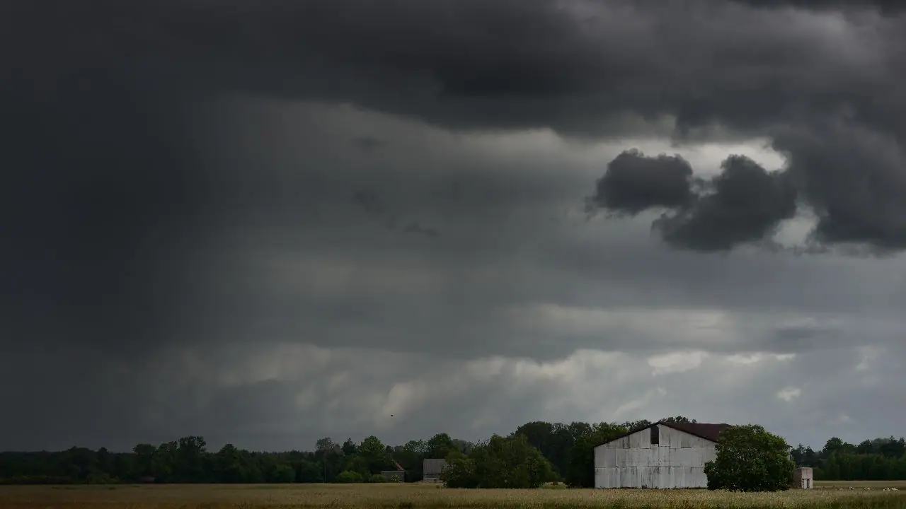 മൂന്ന് മാസം ഒളിച്ചുകളിച്ചു, ഒടുവിൽ ഇത്രയും വൈകി സെപ്റ്റംബറിൽ കേരളത്തിൽ മഴ സജീവമാകുന്നു; എന്താണ് കാരണം