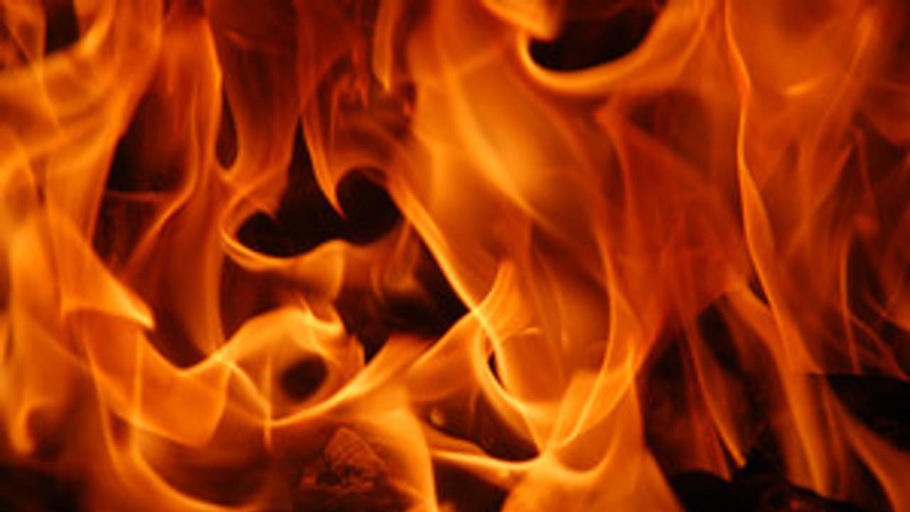 வேலை பறிக்கப்பட்ட ஆத்திரத்தில் கடைக்குத் தீ வைத்து பழி தீர்த்த இளைஞர்!