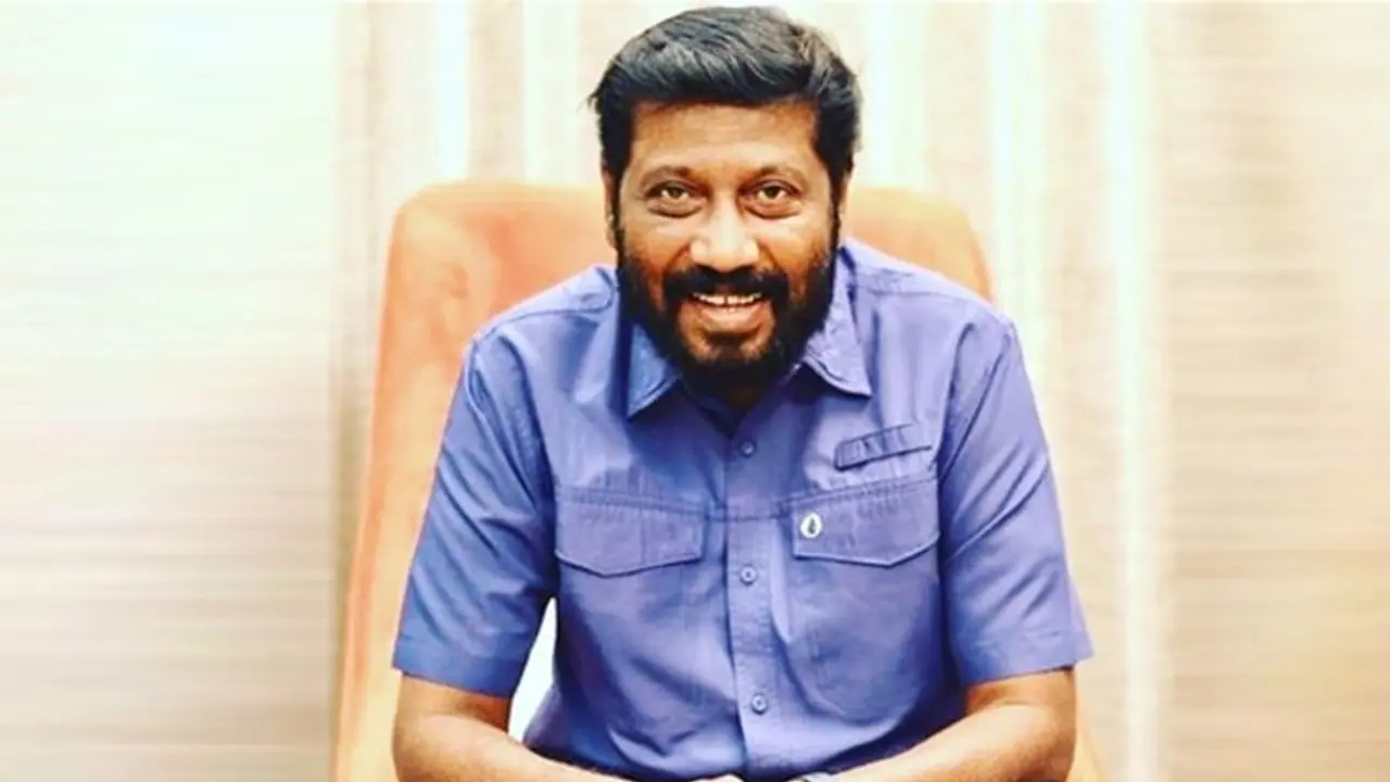 Suriya meets late Malayalam filmmaker Siddique's family, offers sincere condolences; watch video Suriya meets late Malayalam filmmaker Siddique's family, offers sincere condolences; watch video