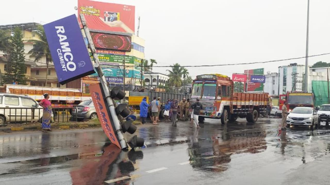 അരൂരിൽ നിയന്ത്രണം തെറ്റിയ ലോറി ഇടിച്ച് കയറി, സ്കൂട്ടർ നിന്ന് കത്തി, പിന്നെ നടന്നത് അത്ഭുതം ! അരൂരിൽ നിയന്ത്രണം തെറ്റിയ ലോറി ഇടിച്ച് കയറി, സ്കൂട്ടർ നിന്ന് കത്തി, പിന്നെ നടന്നത് അത്ഭുതം !