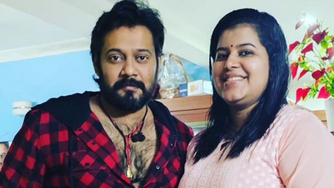 ഒരു നല്ല വാര്ത്ത വരുന്നൂവെന്ന് ഫോട്ടോ പങ്കുവെച്ച് ബാല, ആകാംക്ഷയടക്കാനാകാതെ ആരാധകര് ഒരു നല്ല വാര്ത്ത വരുന്നൂവെന്ന് ഫോട്ടോ പങ്കുവെച്ച് ബാല, ആകാംക്ഷയടക്കാനാകാതെ ആരാധകര്