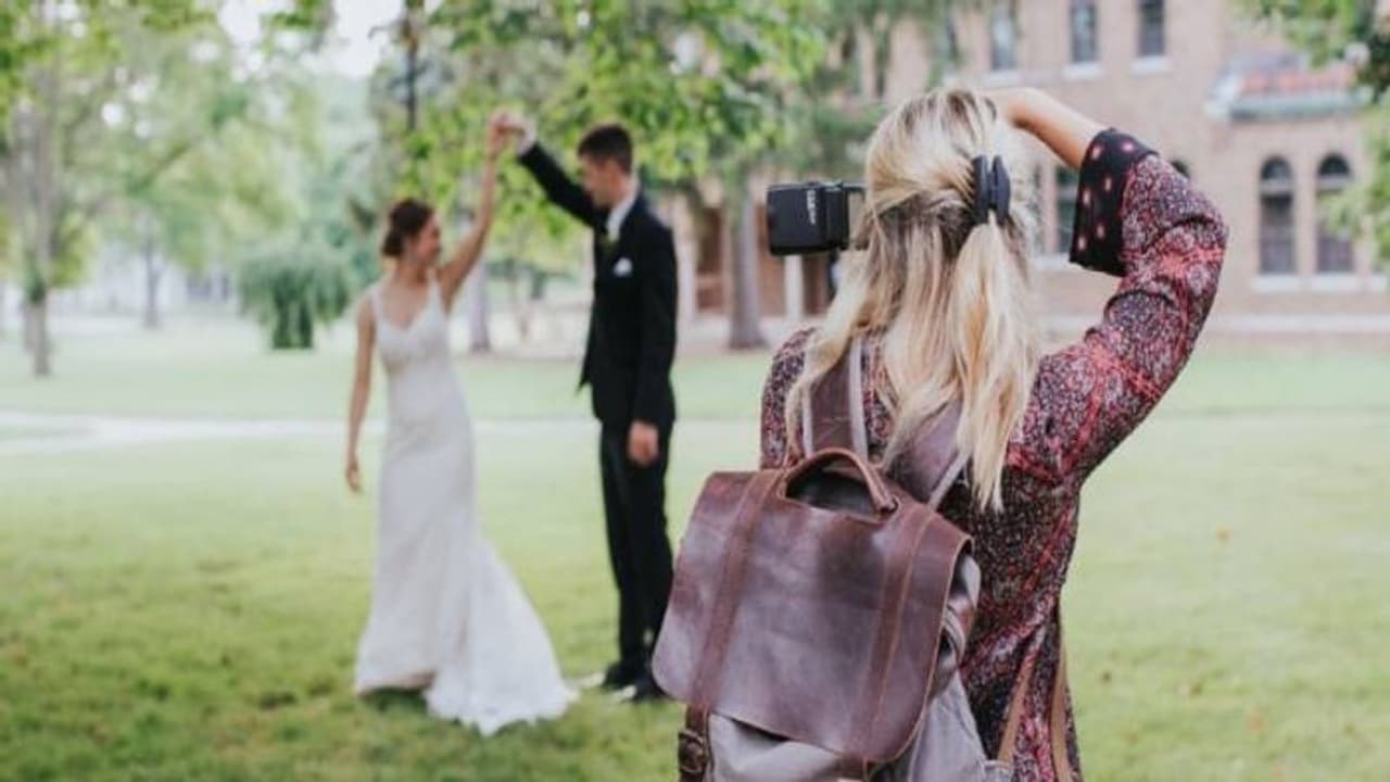 വിവാഹത്തിനെത്തിയ ഫോട്ടോഗ്രാഫർക്ക് തന്റെ വരനുമായി പ്രണയം, കാശ് തിരികെ വേണം എന്ന് വധു വിവാഹത്തിനെത്തിയ ഫോട്ടോഗ്രാഫർക്ക് തന്റെ വരനുമായി പ്രണയം, കാശ് തിരികെ വേണം എന്ന് വധു