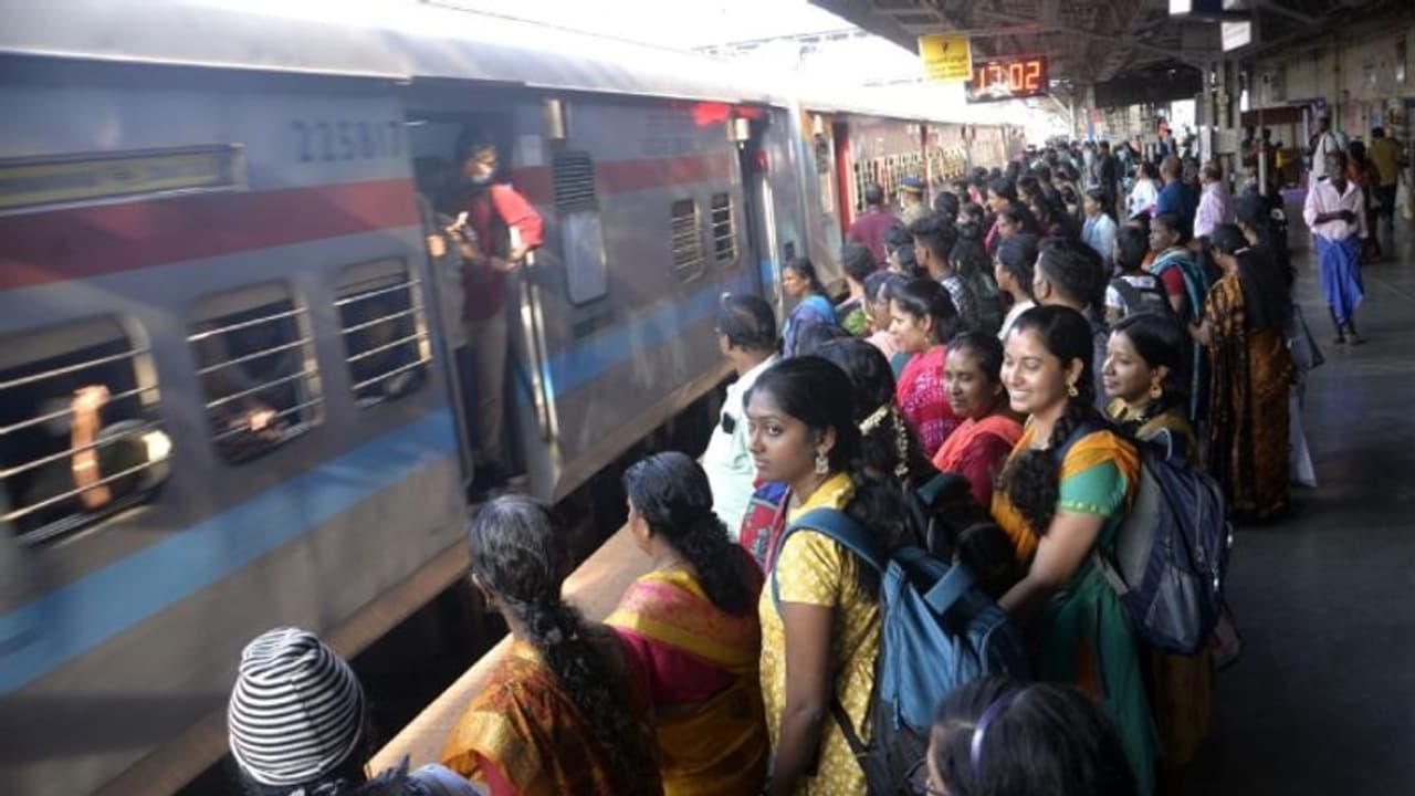 ഓണക്കാലത്തെ യാത്രാ ദുരിതം, കേന്ദ്രത്തിൽ നിന്ന് ആദ്യ അനുകൂല തീരുമാനം എത്തി, സ്പെഷ്യൽ ട്രെയിൻ മുംബൈ ടു കേരള ഓണക്കാലത്തെ യാത്രാ ദുരിതം, കേന്ദ്രത്തിൽ നിന്ന് ആദ്യ അനുകൂല തീരുമാനം എത്തി, സ്പെഷ്യൽ ട്രെയിൻ മുംബൈ ടു കേരള