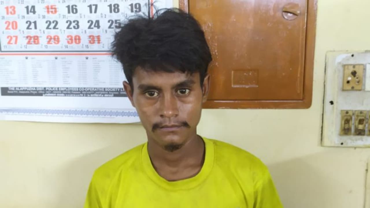 ആളില്ലാത്ത വീട് നോക്കി വെക്കും, പൂട്ട് കുത്തിത്തുറന്ന് മോഷണം; ഇത്തവണ നാട്ടുകാർ കണ്ടു, പിടിവീണു ആളില്ലാത്ത വീട് നോക്കി വെക്കും, പൂട്ട് കുത്തിത്തുറന്ന് മോഷണം; ഇത്തവണ നാട്ടുകാർ കണ്ടു, പിടിവീണു