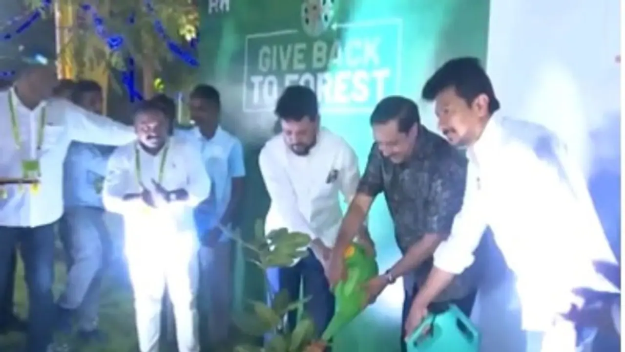 India vs Malaysia Final: மரக்கன்று நட்டு வைத்த அமைச்சர்கள் அனுராக் தாக்கூர், உதயநிதி ஸ்டாலின்! India vs Malaysia Final: மரக்கன்று நட்டு வைத்த அமைச்சர்கள் அனுராக் தாக்கூர், உதயநிதி ஸ்டாலின்!