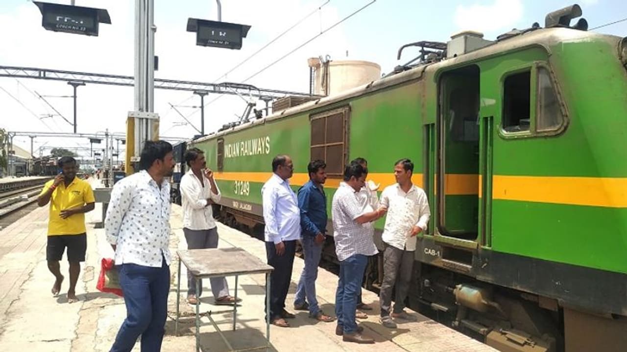 ಕಲಬುರಗಿ: ಎರಡು ಗಂಟೆಯಾದರೂ ಚಲಿಸದ ರೈಲು, ಆಕ್ರೋಶಗೊಂಡ ಪ್ರಯಾಣಿಕರು